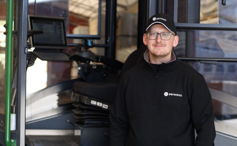 Ruben kör Perssons nya eltruck - Takstolar, vindskivor och ytterpanel i Göteborg.