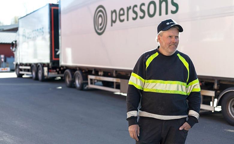 Mikaels dröm om att köra lastbil uppfylldes - Takstolar, vindskivor och ytterpanel i Göteborg.