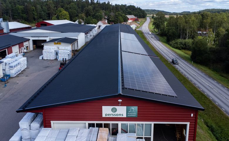 600 kvm solpanel för en mer hållbar verksamhet - Takstolar, vindskivor och ytterpanel i Göteborg.