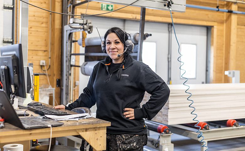 Sanna målar ett hus på 15 minuter - Takstolar, vindskivor och ytterpanel i Göteborg.