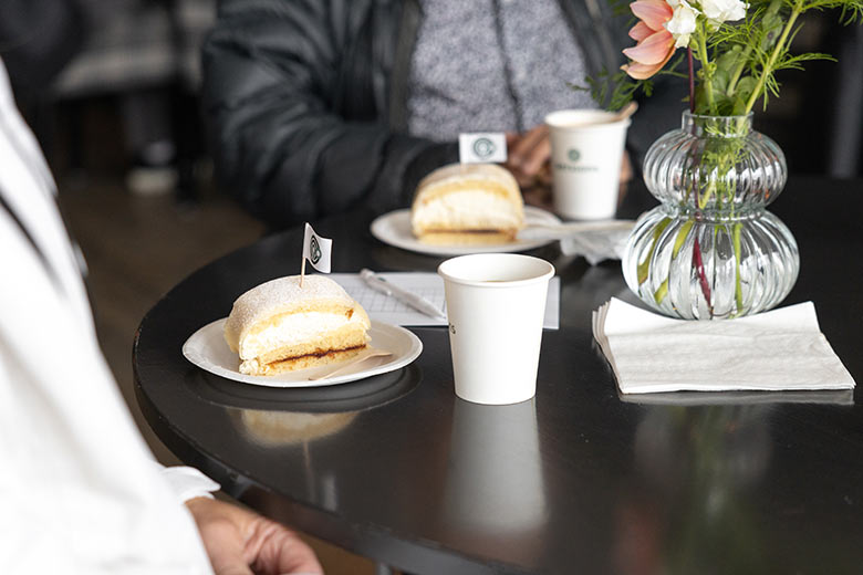 Kaffe och tårta på svart bord