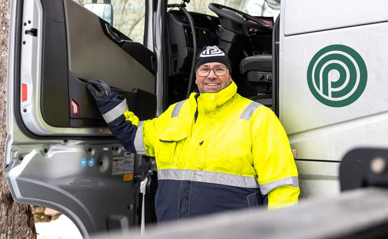 Tobias levererar husdrömmar med kranbil - Takstolar, vindskivor och ytterpanel i Göteborg.