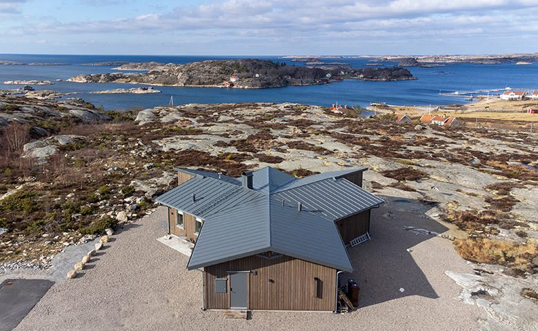 Färdigkapad Perssons-stomme med svindlande utsikt - Takstolar, vindskivor och ytterpanel i Göteborg.