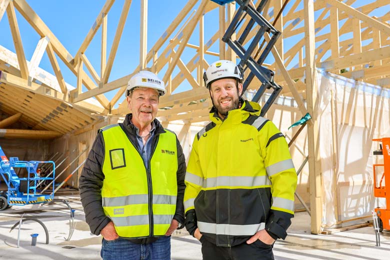 Två goa arbetare framför reglar