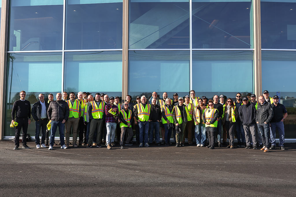 Alla besökare framför nya fabriken