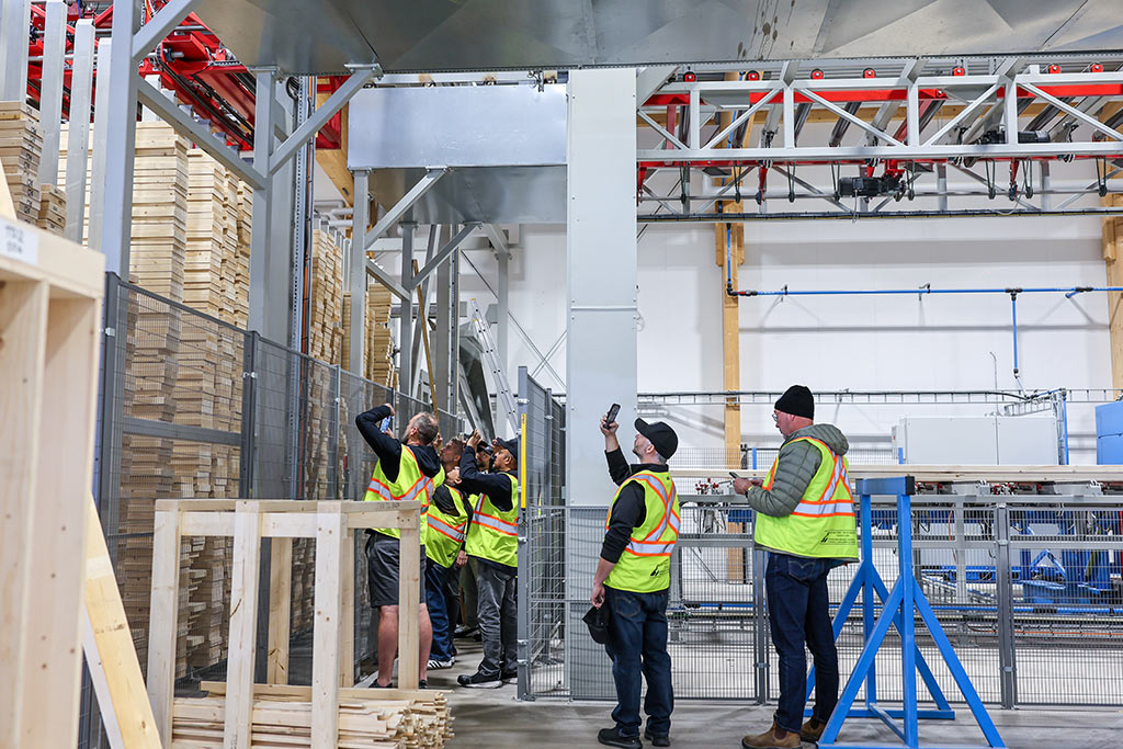 Besökare i fabriken