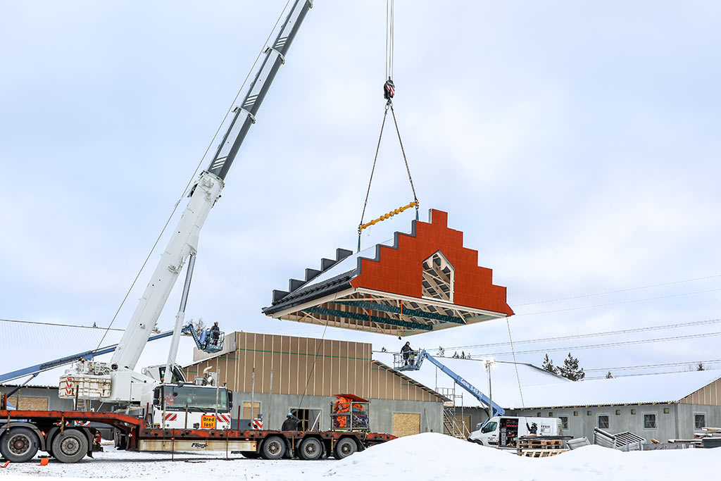 Kranbil lyfter sektion på plats