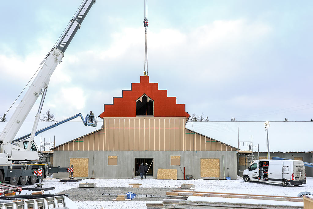 Kranbil lyfter en sektion