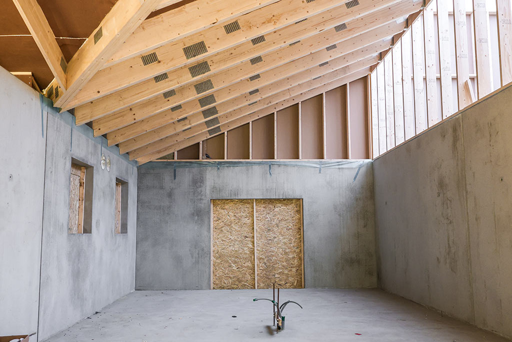 Betonggolv och högt i tak