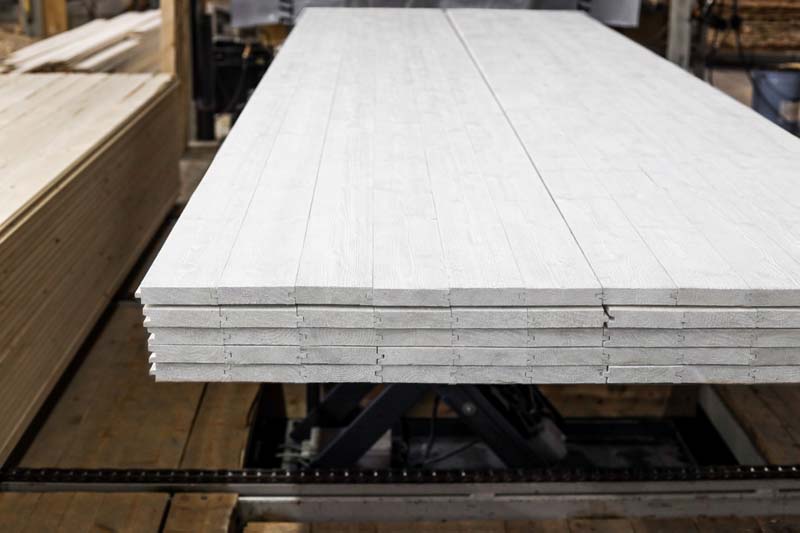 Lamellmålade råspontsluckor 