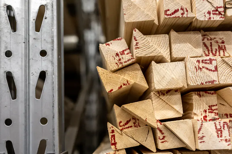 Närbild på trävaror